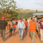 11h05: Moradores da vila Santo Antônio e trabalhadores da rodovia rumo a um tour no canteiro (Foto: Ruy Sposati)