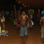 5h38: Manifestantes desembarcam na Transamazônica (Foto: Ruy Sposati)
