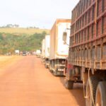 13h40: Fila de caminhões em barramento da Transamazônica (Foto: Ruy Sposati)