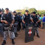 17h26: Acompanhado pela PM, Oficial de Justiça apresenta interdito proibitório (Foto: Verena Glass)