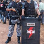 18h: Policiais botam banca (Foto: Verena Glass)