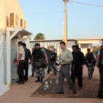 18h44: Oficial de justiça, advogados da Norte Energia e PM desocupam alojamentos (Foto: Ruy Sposati)
