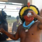 7h31: Cacique bebe água no bebedouro do Consórcio Construtor Belo Monte (Foto: Ruy Sposati)